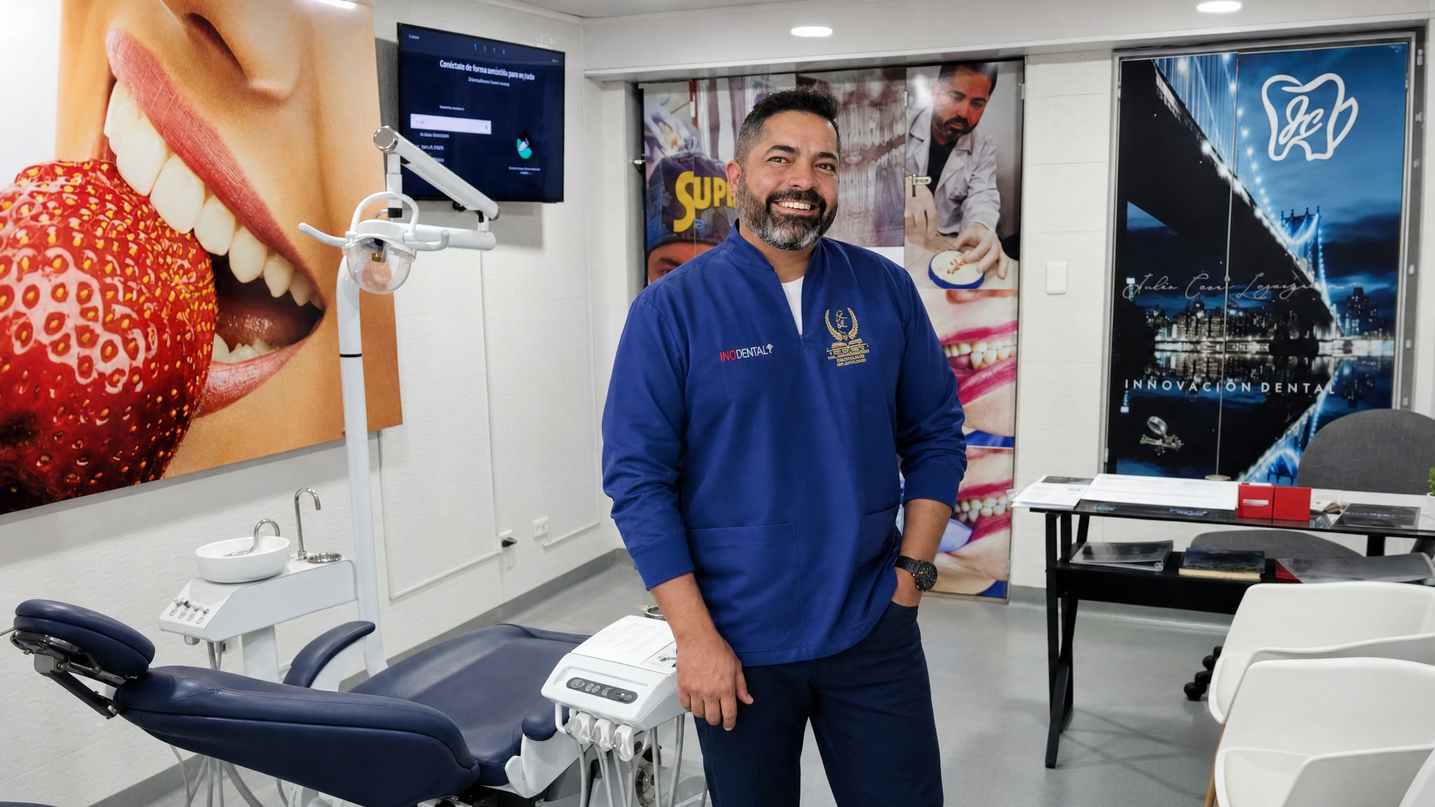 Dr. Julio César Leguizamón en su consultorio de implantología oral en Bogotá